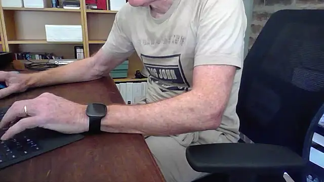 Snapshot of jiggy77777 chatting on 02/24/25, 05:22 jiggy77777 online show from 02/24/25, 05:22