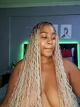 Snapshot of Toya_P chatting on 03/04/25, 12:39 Toya P online show from 03/04/25, 12:39