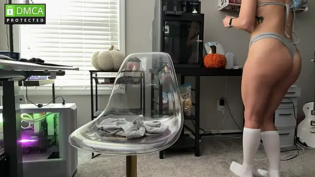 Snapshot of Cosmic_Rose chatting on 11/08/25, 03:01 Cosmic Rose online show from 11/08/25, 03:01