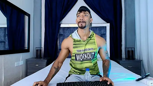 Snapshot of Manolo_Hot1 chatting on 01/14/25, 02:00 Manolo Hot1 online show from 01/14/25, 02:00