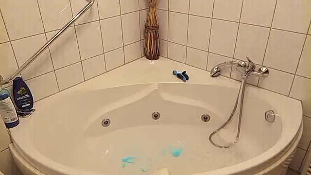 Snapshot of Rainfish chatting on 03/12/25, 05:28 Rainfish online show from 03/12/25, 05:28