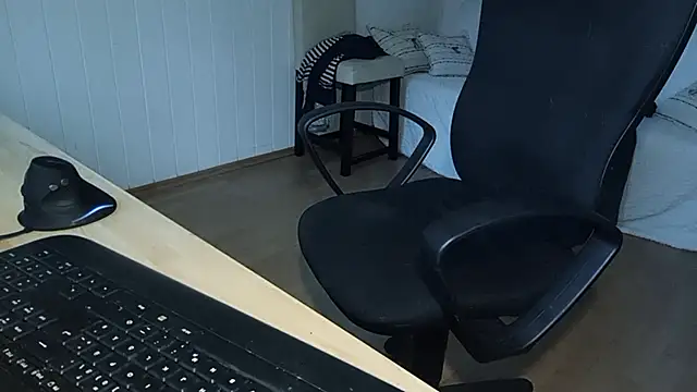 Snapshot of Rainfish chatting on 10/17/25, 06:05 Rainfish online show from 10/17/25, 06:05