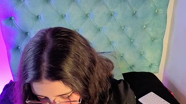 Paola Lyon  online show from 04/22/26, 06:42