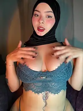 Snapshot of aneesa_darzi chatting on 10/18/25, 11:05 aneesa darzi online show from 10/18/25, 11:05