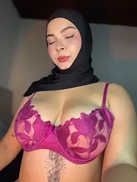 Snapshot of aneesa_darzi chatting on 05/15/26, 09:00 aneesa darzi online show from 05/15/26, 09:00