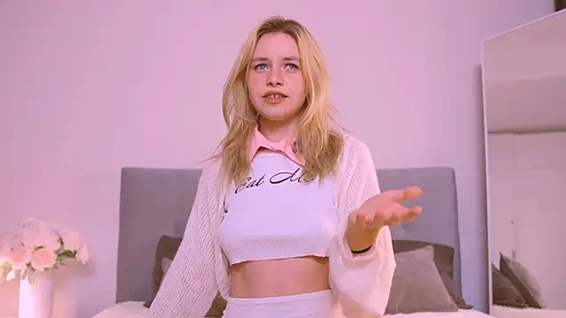 Snapshot of FapClubFamm chatting on 09/19/25, 05:24 FapClubFamm online show from 09/19/25, 05:24