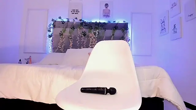 Snapshot of ana_ev chatting on 12/06/24, 12:02 ana ev online show from 12/06/24, 12:02