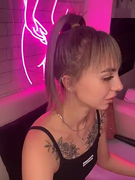 Snapshot of MiaMinx chatting on 12/29/24, 10:25 MiaMinx online show from 12/29/24, 10:25