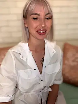 Snapshot of MiaMinx chatting on 10/15/25, 11:49 MiaMinx online show from 10/15/25, 11:49