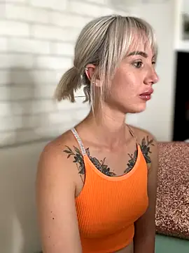 Snapshot of MiaMinx chatting on 10/22/25, 12:55 MiaMinx online show from 10/22/25, 12:55