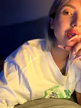 Snapshot of MiaMinx chatting on 11/17/25, 12:44 MiaMinx online show from 11/17/25, 12:44