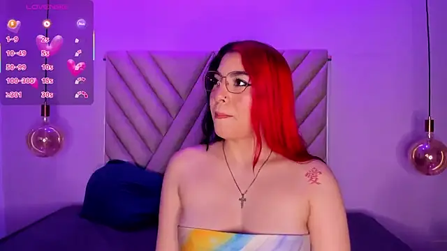 Snapshot of EmmaSwift_ chatting on 10/13/25, 02:55 EmmaSwift online show from 10/13/25, 02:55