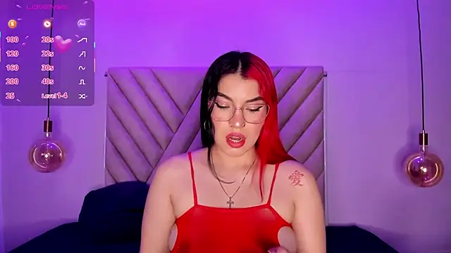 Snapshot of EmmaSwift_ chatting on 10/18/25, 01:41 EmmaSwift online show from 10/18/25, 01:41