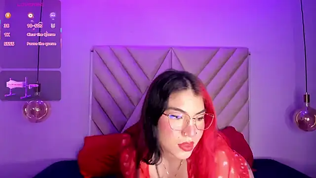 Snapshot of EmmaSwift_ chatting on 10/27/25, 03:43 EmmaSwift online show from 10/27/25, 03:43