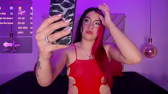 Snapshot of EmmaSwift_ chatting on 10/28/25, 02:48 EmmaSwift online show from 10/28/25, 02:48