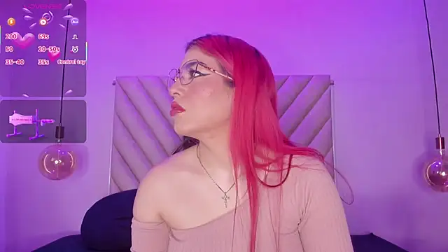 Snapshot of EmmaSwift_ chatting on 11/11/25, 02:33 EmmaSwift online show from 11/11/25, 02:33