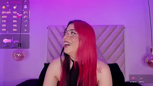 Snapshot of EmmaSwift_ chatting on 11/18/25, 02:06 EmmaSwift online show from 11/18/25, 02:06