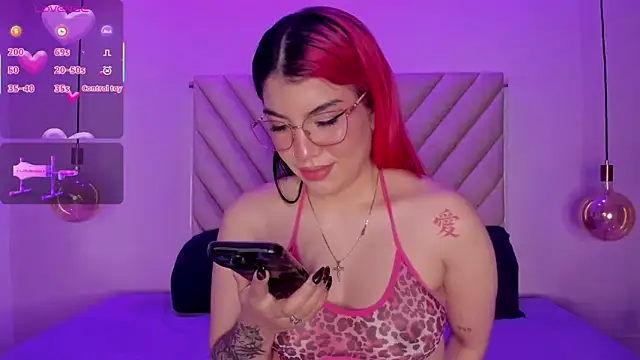 Snapshot of EmmaSwift_ chatting on 11/19/25, 02:22 EmmaSwift online show from 11/19/25, 02:22