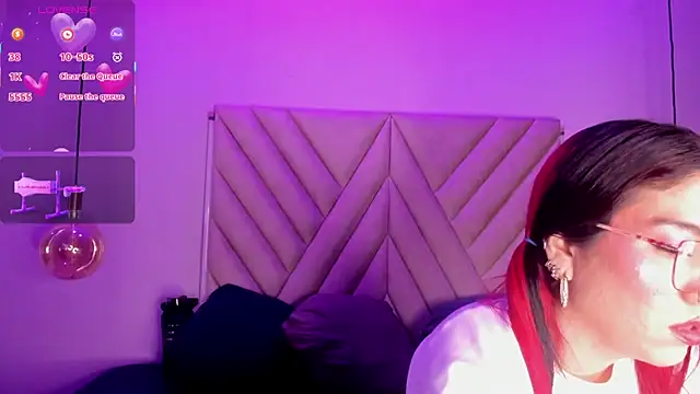 Snapshot of EmmaSwift_ chatting on 11/24/25, 01:27 EmmaSwift online show from 11/24/25, 01:27