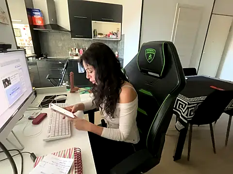 Snapshot of Chloe_Ricci chatting on 11/10/25, 08:02 Chloe Ricci online show from 11/10/25, 08:02