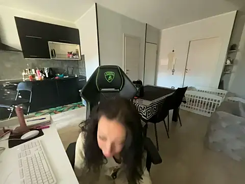 Snapshot of Chloe_Ricci chatting on 11/12/25, 07:53 Chloe Ricci online show from 11/12/25, 07:53