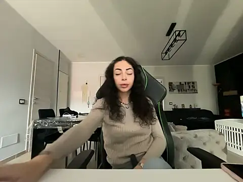 Snapshot of Chloe_Ricci chatting on 12/01/25, 08:08 Chloe Ricci online show from 12/01/25, 08:08