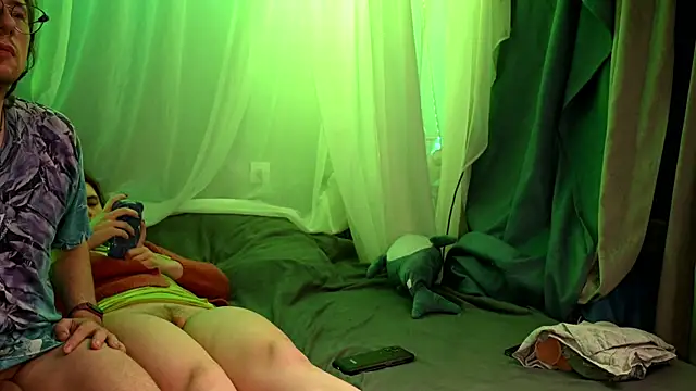 Claudia and elon  online show from 09/29/25, 12:16