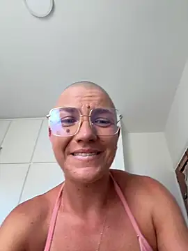 Snapshot of PaulinaSchubert1 chatting on 05/31/26, 01:40 PaulinaSchubert1 online show from 05/31/26, 01:40