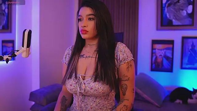 HannahW  online show from 12/06/24, 09:35