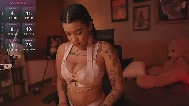 HannahW  online show from 11/22/25, 11:26