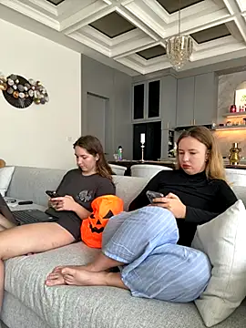 Nura n Sarah online show from 10/30/25, 02:35