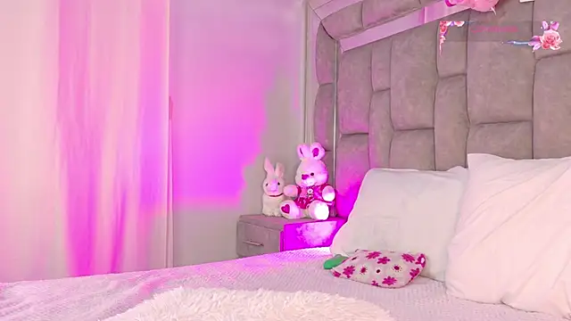 smiling  girl2 online show from 01/13/26, 05:18