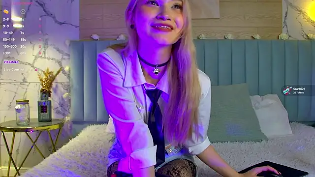 Snapshot of CarolReeves chatting on 02/12/25, 12:33 CarolReeves online show from 02/12/25, 12:33