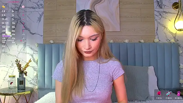 Snapshot of CarolReeves chatting on 02/25/25, 06:03 CarolReeves online show from 02/25/25, 06:03