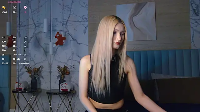 Snapshot of CarolReeves chatting on 10/17/25, 05:54 CarolReeves online show from 10/17/25, 05:54