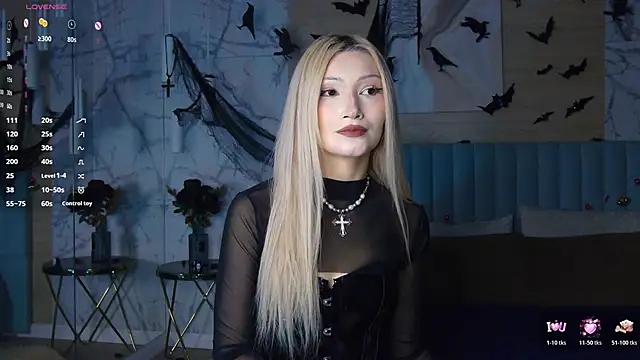 Snapshot of CarolReeves chatting on 11/04/25, 06:01 CarolReeves online show from 11/04/25, 06:01