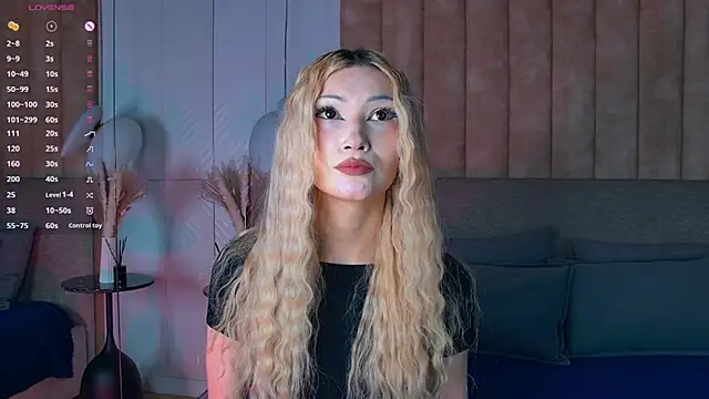 Snapshot of CarolReeves chatting on 11/14/25, 06:12 CarolReeves online show from 11/14/25, 06:12