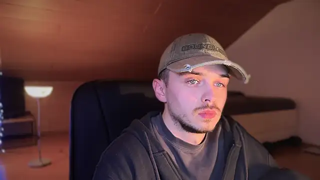 Snapshot of naked_psy chatting on 02/15/25, 05:30 naked psy online show from 02/15/25, 05:30