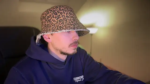 Snapshot of naked_psy chatting on 03/12/25, 03:46 naked psy online show from 03/12/25, 03:46