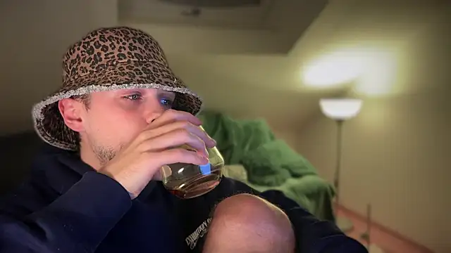 Snapshot of naked_psy chatting on 03/13/25, 05:50 naked psy online show from 03/13/25, 05:50