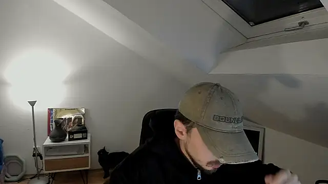 Snapshot of naked_psy chatting on 10/28/25, 01:09 naked psy online show from 10/28/25, 01:09