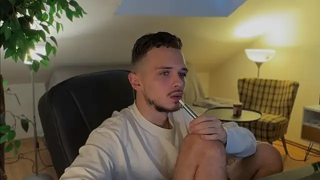 Snapshot of naked_psy chatting on 11/09/25, 01:09 naked psy online show from 11/09/25, 01:09