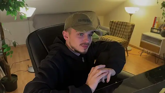 Snapshot of naked_psy chatting on 11/22/25, 12:31 naked psy online show from 11/22/25, 12:31