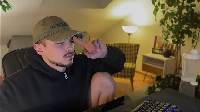 Snapshot of naked_psy chatting on 12/14/25, 01:11 naked psy online show from 12/14/25, 01:11