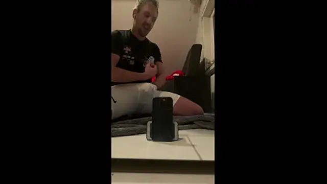 Snapshot of LeviXtreme chatting on 11/06/25, 10:32 LeviXtreme online show from 11/06/25, 10:32