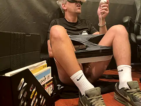 Snapshot of LeviXtreme chatting on 11/28/25, 05:10 LeviXtreme online show from 11/28/25, 05:10