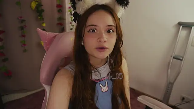 Snapshot of molly_russell chatting on 01/16/25, 05:44 molly russell online show from 01/16/25, 05:44