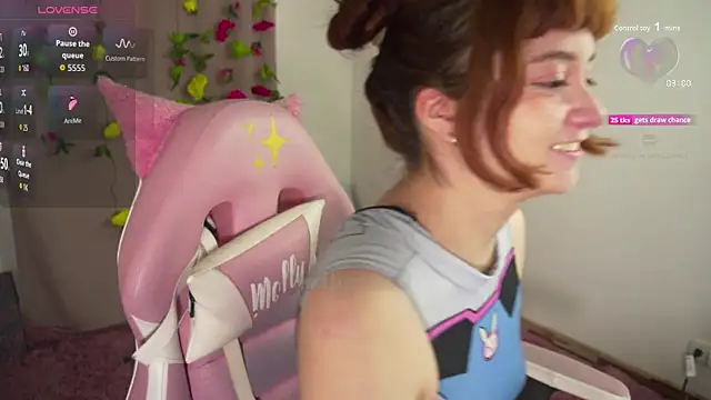 Snapshot of molly_russell chatting on 10/23/25, 07:01 molly russell online show from 10/23/25, 07:01