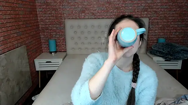 Holliy Cooper online show from 02/08/25, 09:35