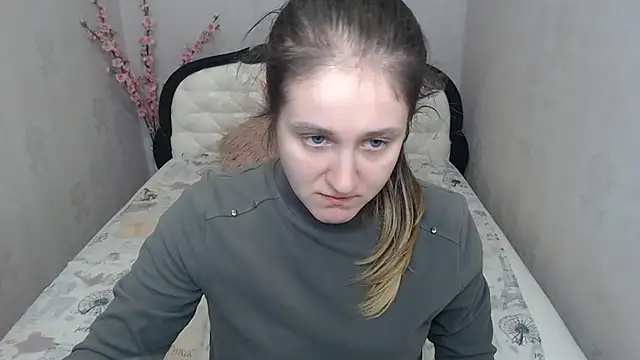 Holliy Cooper online show from 04/23/26, 08:13